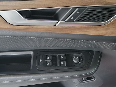 Used 2024 Volkswagen Atlas SE w/ Panoramic Sunroof Package FWD image 19