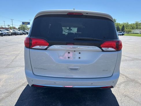 Used 2017 Chrysler Pacifica Touring-L FWD image 6