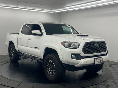 Used 2021 Toyota Tacoma TRD Sport w/ Technology Package AWD/4WD image 3