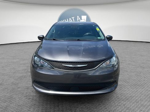 Used 2023 Chrysler Voyager LX FWD image 9
