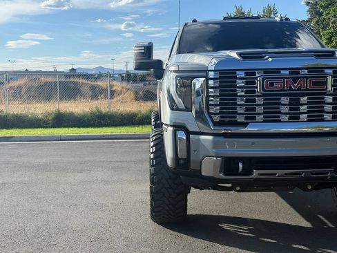Used 2025 GMC Sierra 3500 Denali w/ Denali Reserve Package AWD/4WD image 4