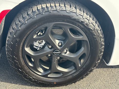 Used 2024 Chrysler Pacifica Premium image 10