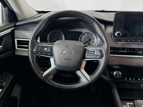 Used 2023 Mitsubishi Outlander SE image 18