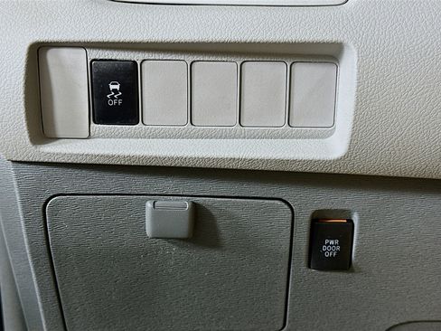 Used 2018 Toyota Sienna LE FWD image 17