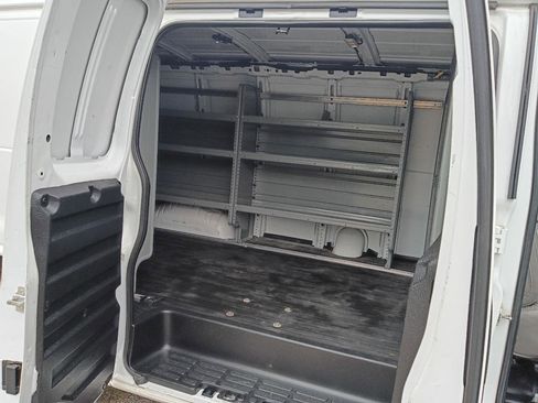 Used 2017 Chevrolet Express 2500 RWD image 19