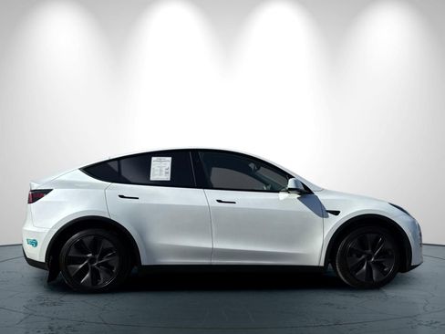 Used 2025 Tesla Model Y Long Range AWD/4WD image 3