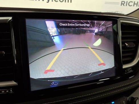 Used 2023 Chrysler Pacifica Touring-L image 28