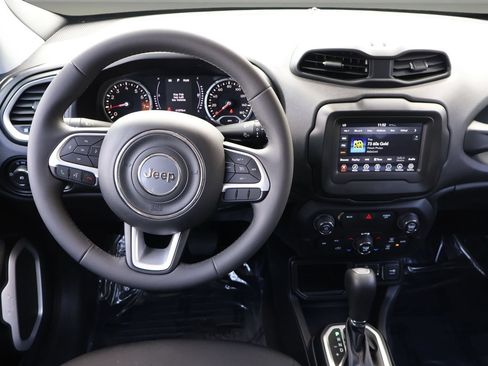 Used 2018 Jeep Renegade Latitude FWD image 14