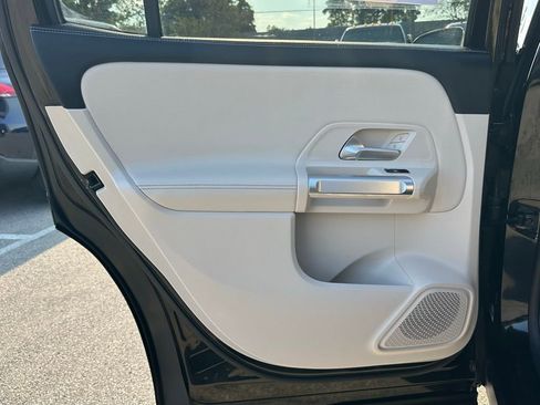 Used 2023 Mercedes-Benz GLB 250 4MATIC w/ Premium Package image 24