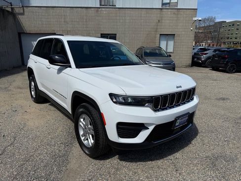 Used 2023 Jeep Grand Cherokee Laredo image 8