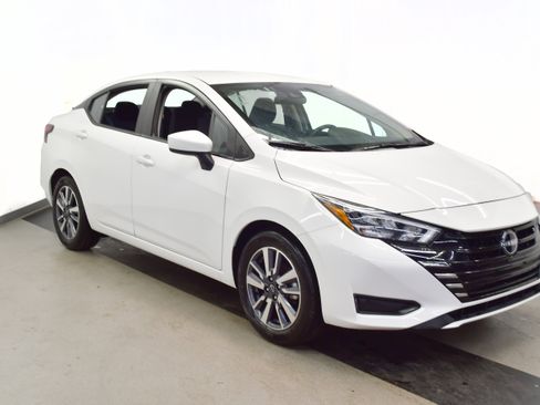 Used 2025 Nissan Versa SV FWD image 5