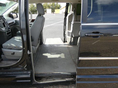 Used 2010 Chrysler Town & Country Touring image 11