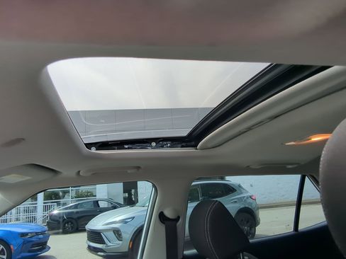 Used 2022 Hyundai Venue SEL FWD image 13