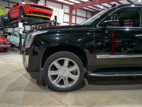 Used 2017 Cadillac Escalade Luxury AWD/4WD image 3