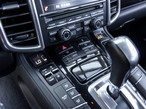 Used 2013 Porsche Cayenne Diesel AWD/4WD image 46