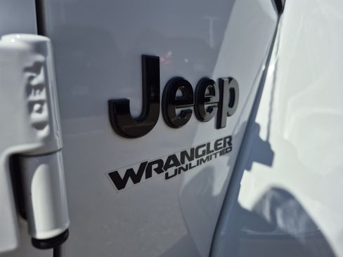 Used 2021 Jeep Wrangler Unlimited Sahara AWD/4WD image 21