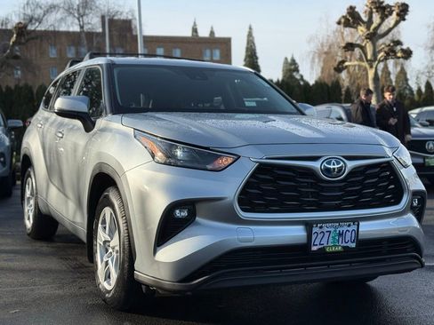 Used 2023 Toyota Highlander LE image 7