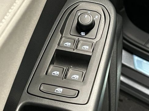 New 2025 Volkswagen Taos SE image 18