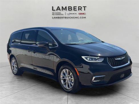Used 2026 Chrysler Pacifica Limited FWD image 7