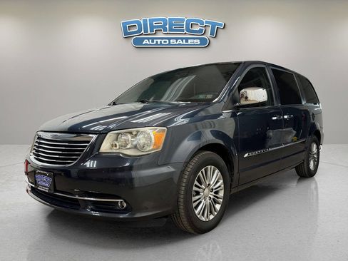 Used 2014 Chrysler Town & Country Touring image 3