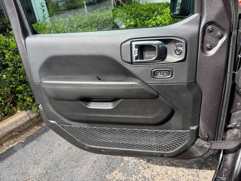 Used 2025 Jeep Wrangler Unlimited Sahara AWD/4WD image 30