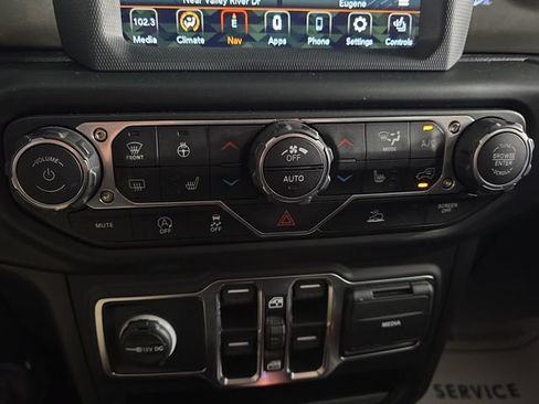 Used 2020 Jeep Gladiator Overland AWD/4WD image 18