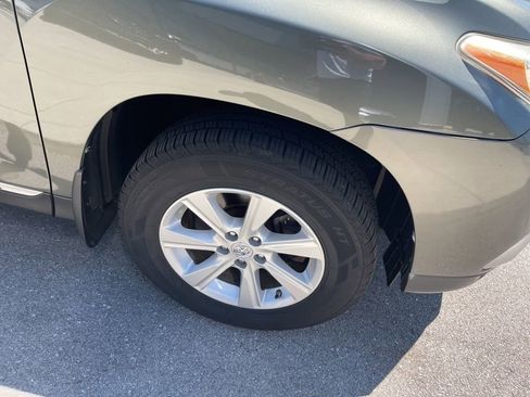 Used 2011 Toyota Highlander SE w/ Tow Pkg image 9