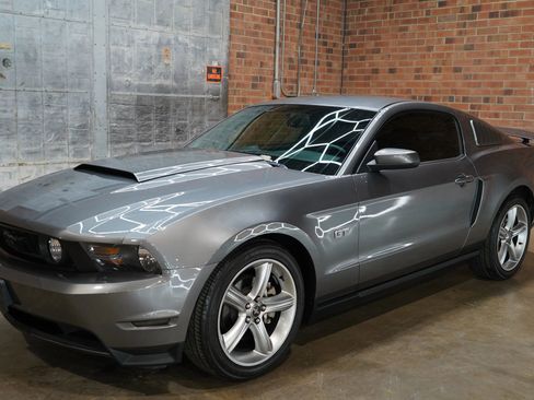 Used 2010 Ford Mustang GT image 9