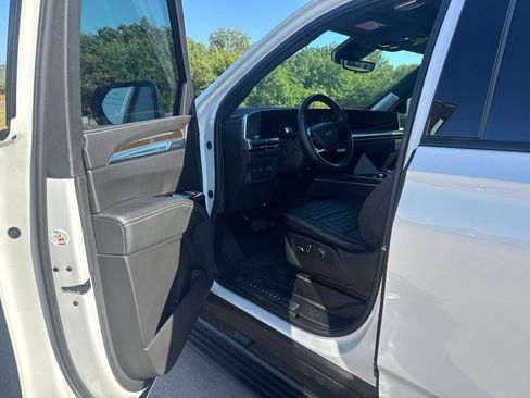 Used 2026 GMC Yukon AT4 Ultimate AWD/4WD image 4