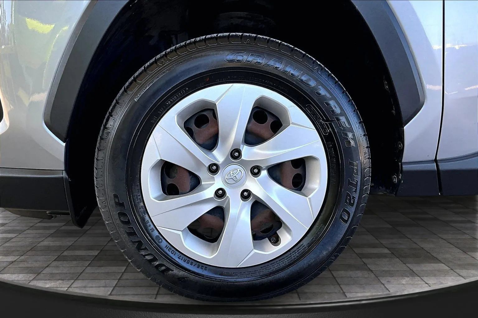 Used 2019 Toyota RAV4 LE FWD image 30