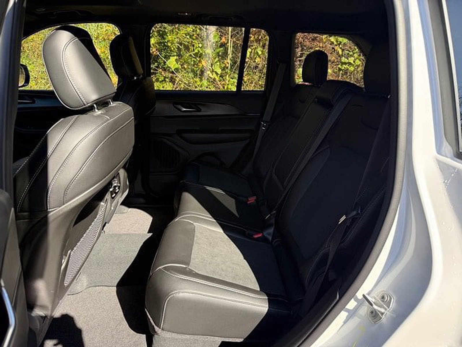 Used 2025 Jeep Grand Cherokee Altitude AWD/4WD image 14