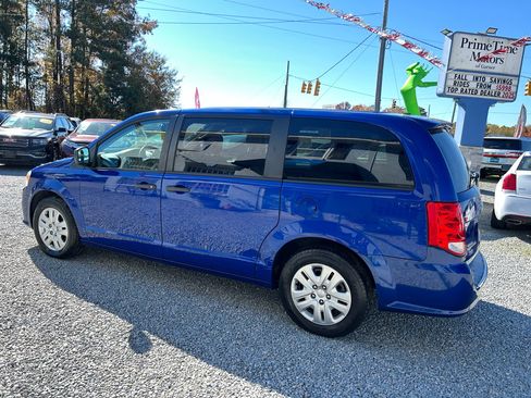 Used 2019 Dodge Grand Caravan SE w/ UConnect Hands-Free Group image 2