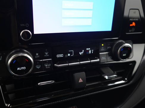 Used 2025 Toyota Highlander XSE AWD/4WD image 29