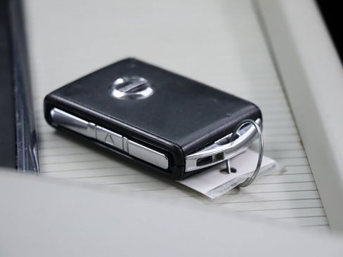 Used 2018 Volvo XC60 T6 Momentum w/ Vision Package image 16