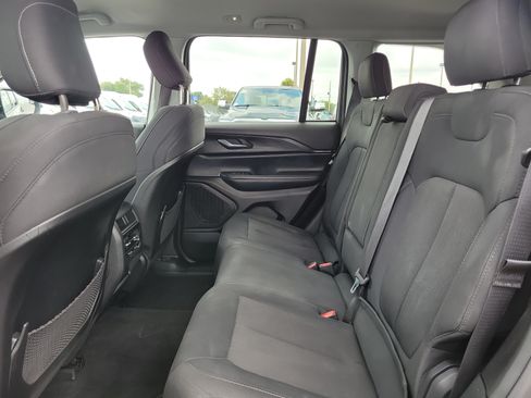 Used 2024 Jeep Grand Cherokee Laredo RWD image 13