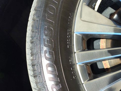 Used 2024 Toyota Venza Limited image 12