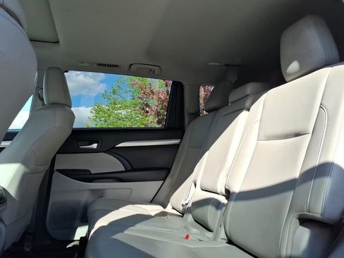 Used 2018 Toyota Highlander XLE AWD/4WD image 15