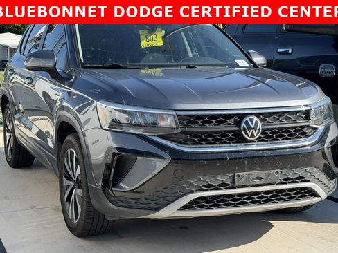 Used 2022 Volkswagen Taos SE w/ Panoramic Sunroof Package FWD image 3
