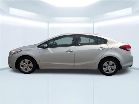 Used 2017 Kia Forte LX image 2