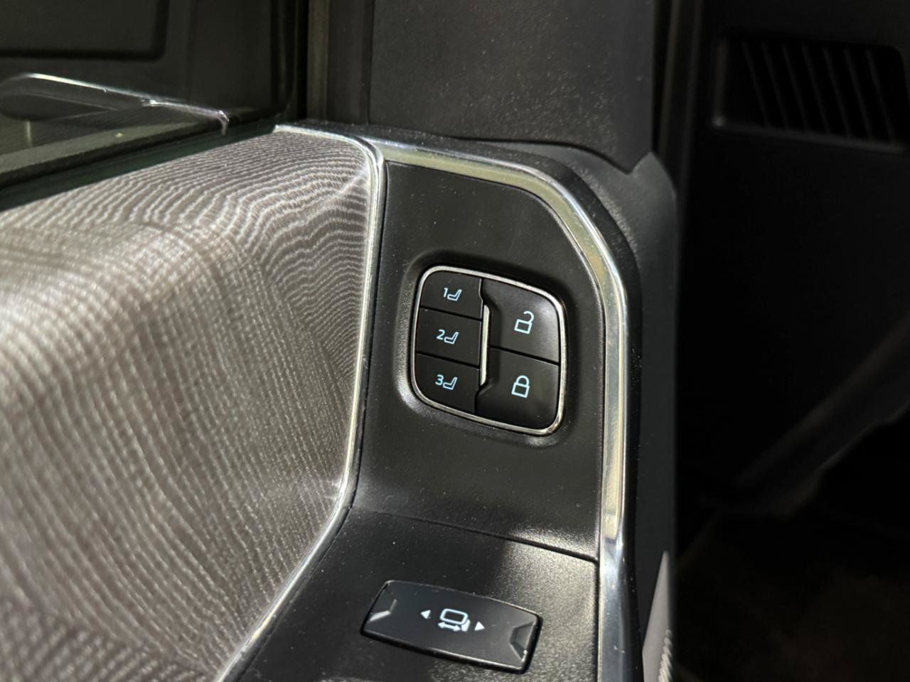 Used 2025 Ford F450 Platinum w/ FX4 Off-Road Package AWD/4WD image 7