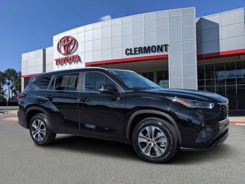 Used 2023 Toyota Highlander XLE FWD image 1