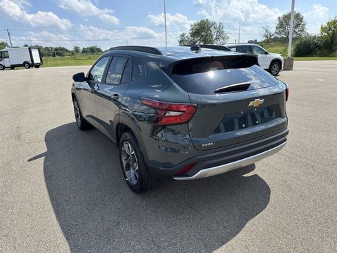 Used 2025 Chevrolet Trax LT FWD image 4