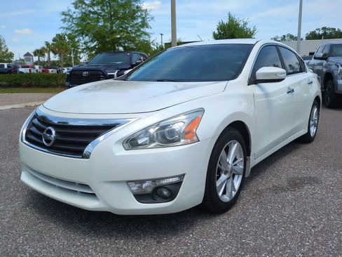 Used 2015 Nissan Altima 2.5 SV w/ Convenience Package FWD image 2
