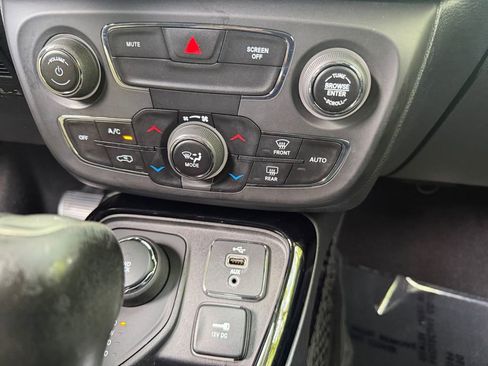 Used 2018 Jeep Compass Limited AWD/4WD image 19