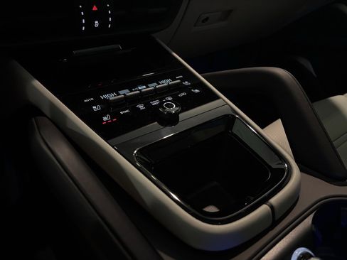 Used 2025 Porsche Cayenne image 19