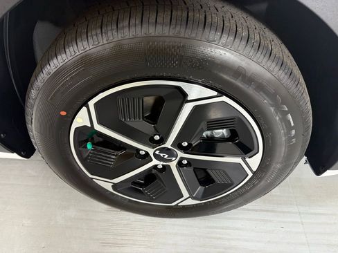 New 2026 Kia Niro LX image 11