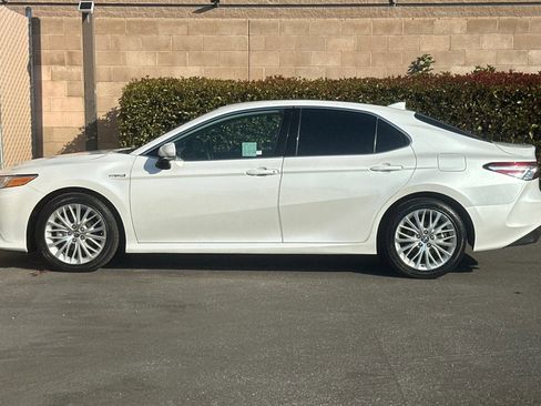 Used 2020 Toyota Camry XLE image 7