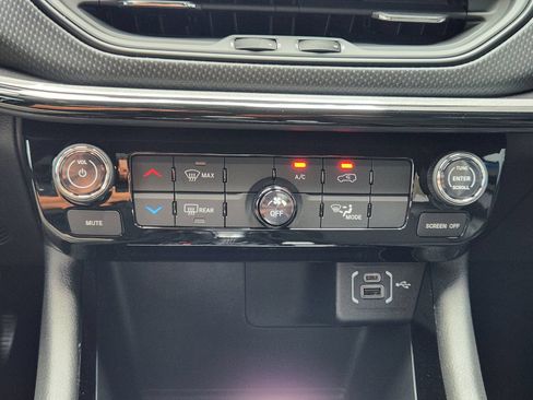New 2026 Jeep Compass Latitude AWD/4WD image 18