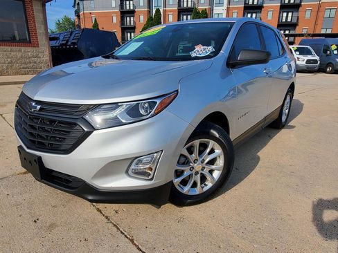 Used 2021 Chevrolet Equinox LS w/ LS Convenience Package FWD image 3