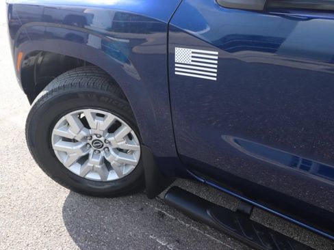 Used 2022 Nissan Frontier SV RWD image 3